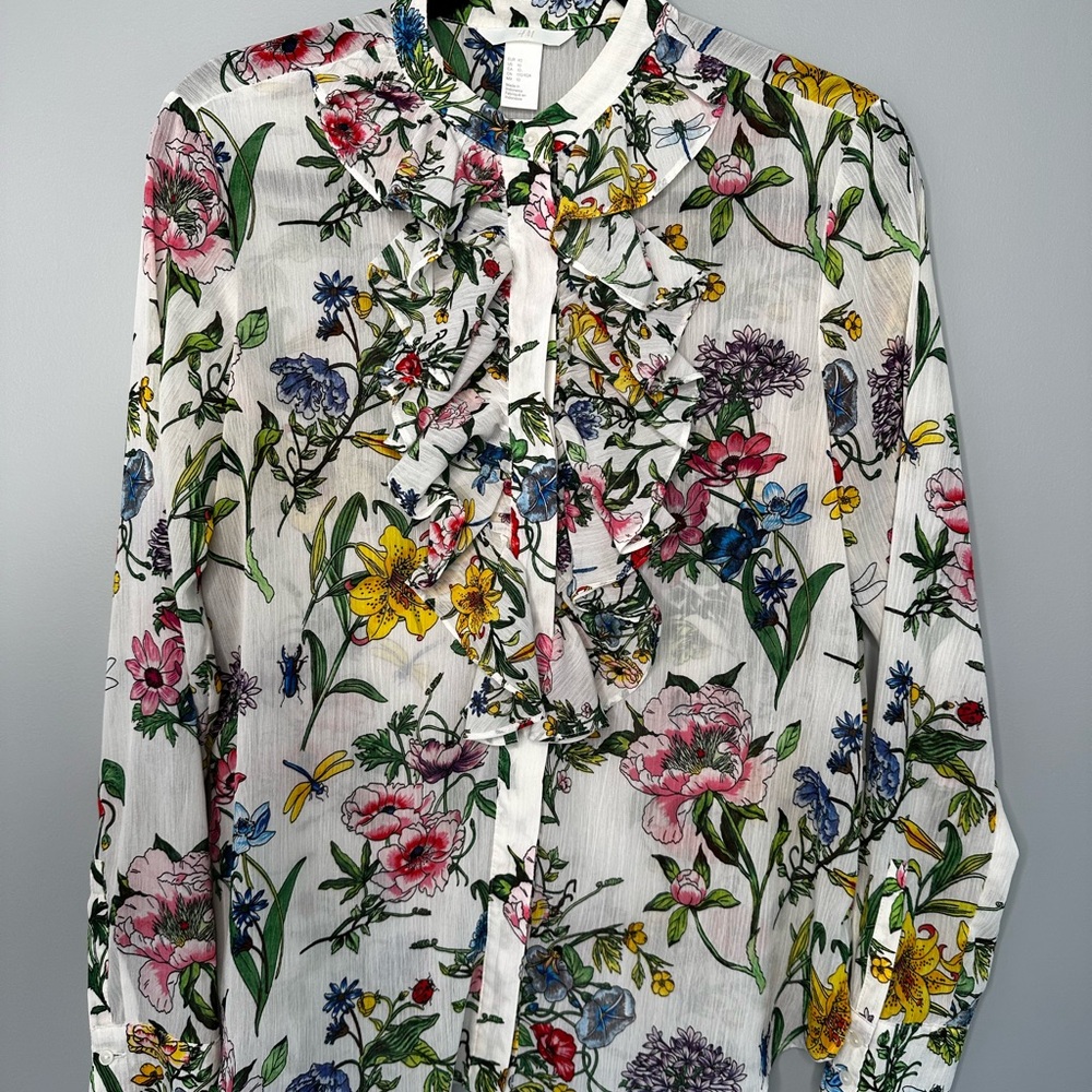 Floral Ruffle Blouse - Delicate and Unique - Picture 3 of 16